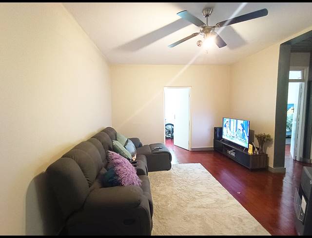 1.5 BEDROOM APARTMENT RENTED IN ESSENWOOD